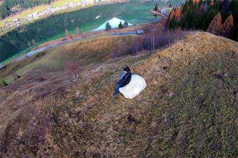 Denk Gold Stein - Weissensee - Kunst Distanz Vogelfrei