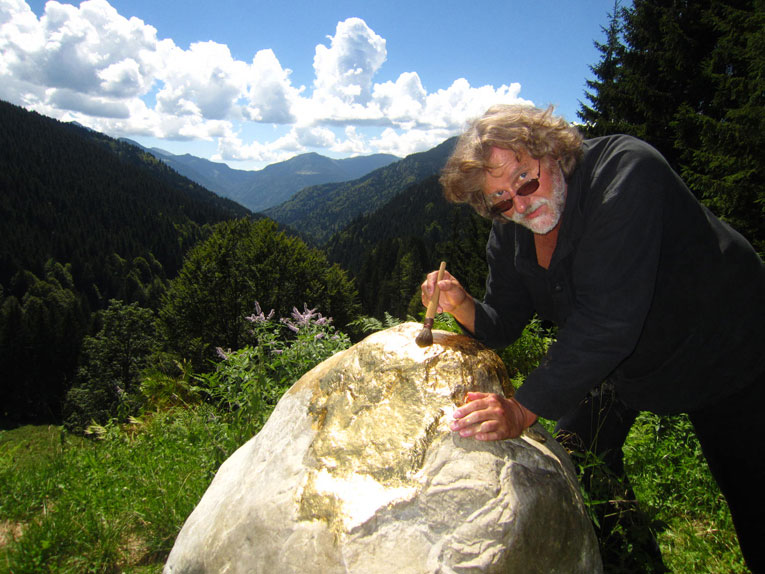 Johannes Angerbauer bei der Erstvergoldung des Alm Gold Steins