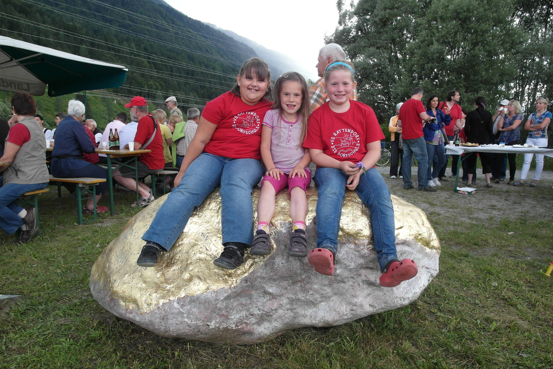 Schutz Gold Stein - Kinder auf Gold - Sonnwend Feier Rattendorf Gailtal - Landart