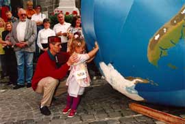 Erdball und Mdchen - Kunstaktion Start