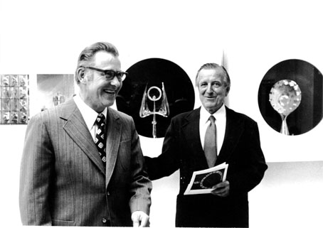 Prof. Johann Angerbauer bei seiner Ausstellungserffnung - BV Galerie Linz, 1976